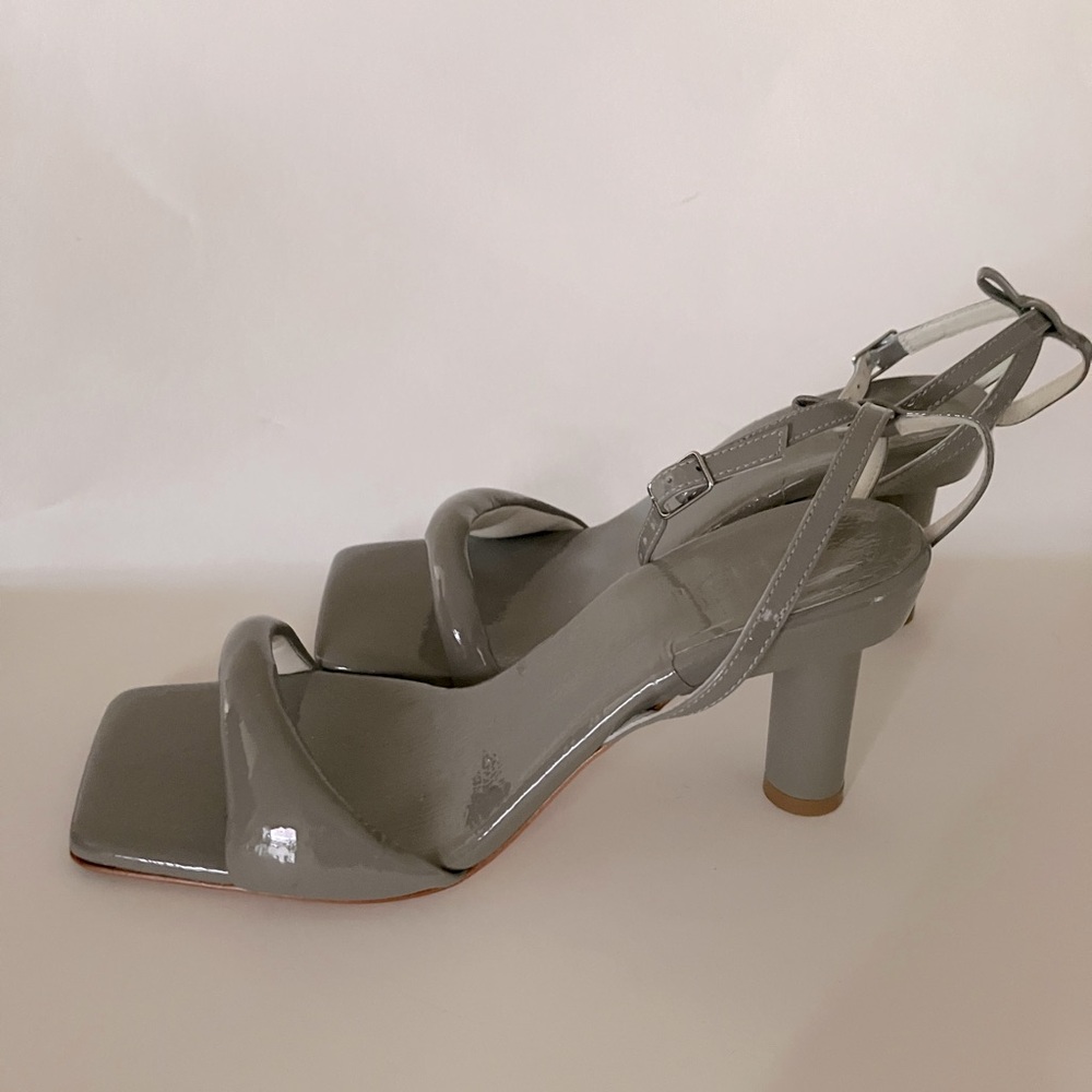 Tibi “Daniel” Sandal